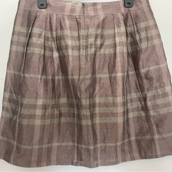 New w/out tags. Authentic Burberry mid-line skirt. Silk and cotton. Signature. - Picture 3 of 8